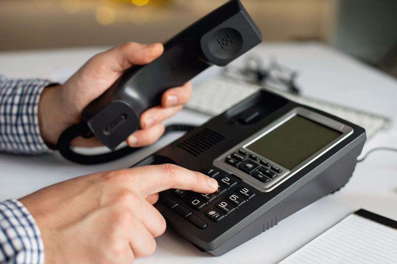 Teléfono con servicio VoIP para realizar llamadas telefónicas