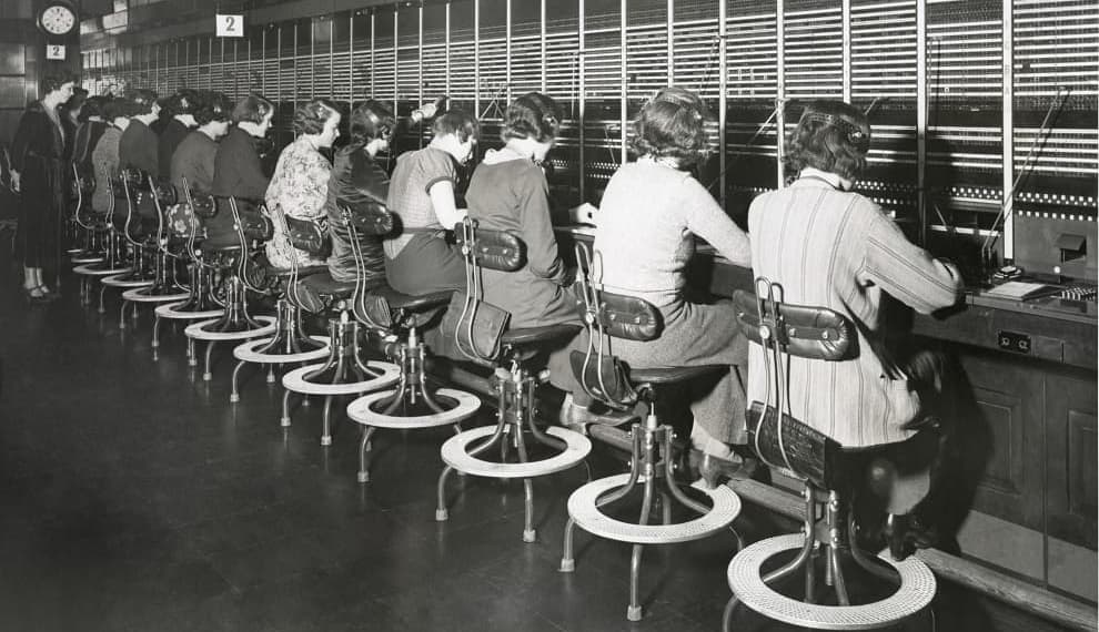 Mujeres trabajando en una centralita telefonica