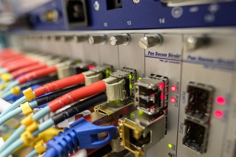 Conexiones de cables en panel de control